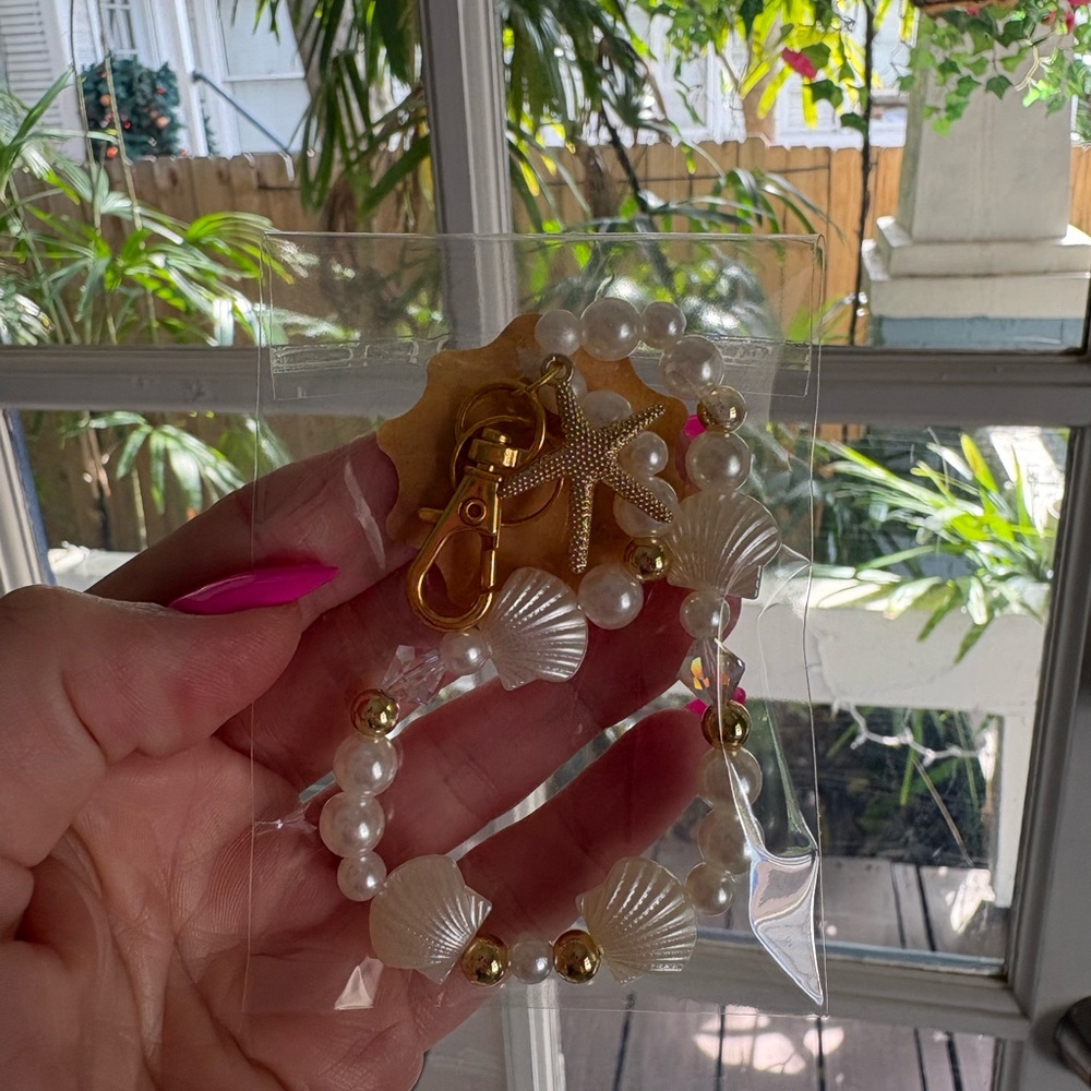 Handmade Coastal Seashell Keychain with 14k Gold Filled Starfish Clasp - Picture 6 of 6